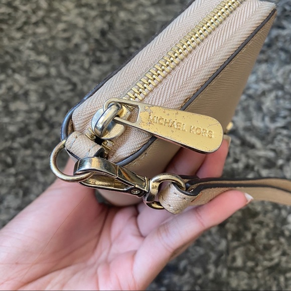 ‼️SOLD‼️ Michael Kors Wallet ( Saffiano Leather) - Picture 4 of 8